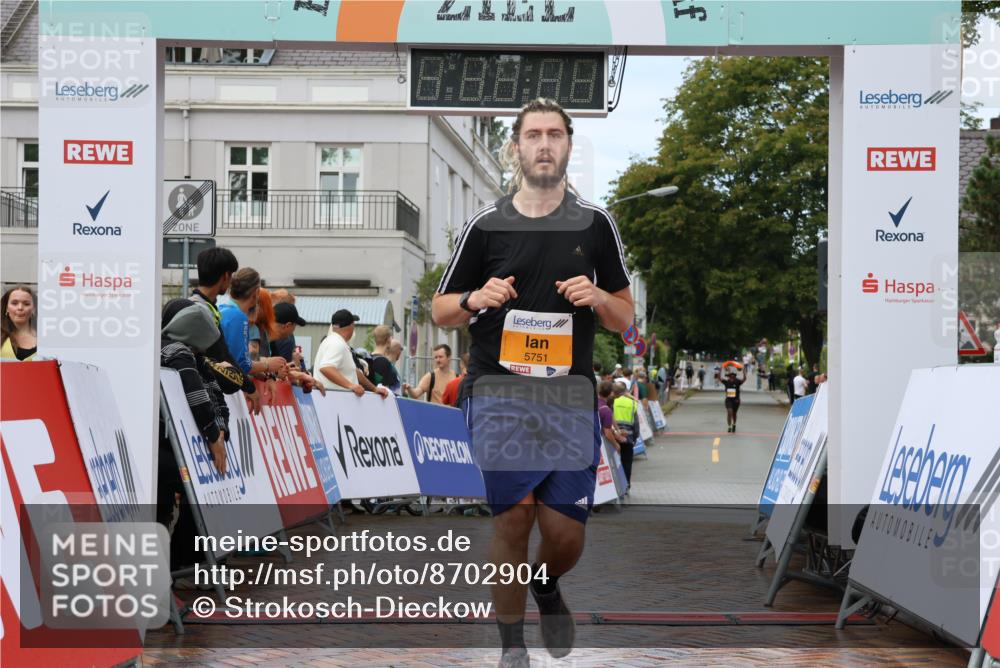 31.08.2025 - 21. Blankeneser Heldenlauf Strokosch-Dieckow http://msf.ph/oto/8702904 31.08.2025 13:16:20 Ziel 5751, 5021 meine-sportfotos.de