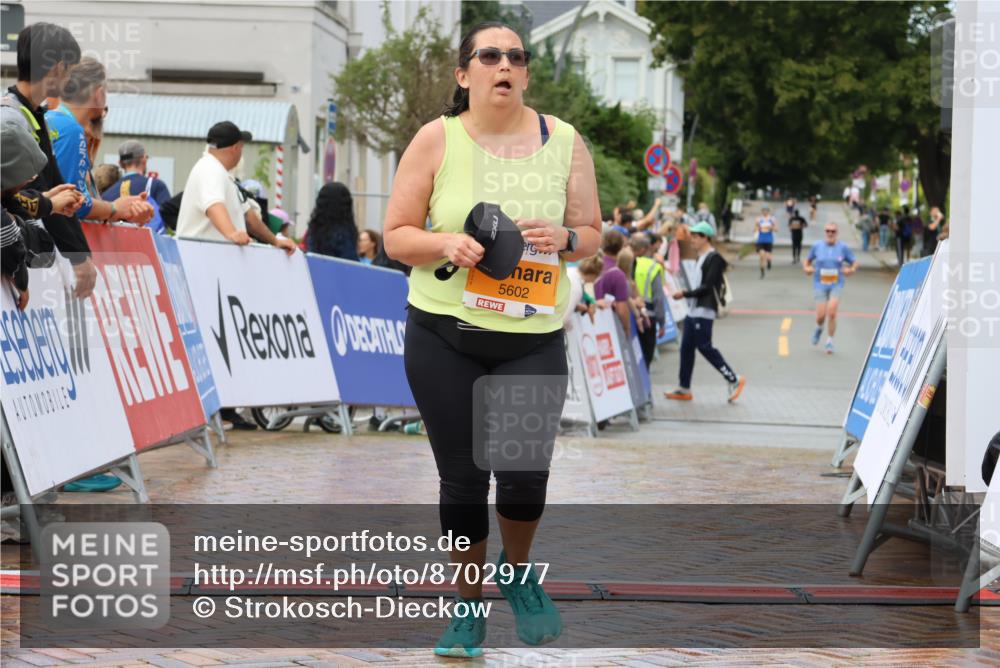 31.08.2025 - 21. Blankeneser Heldenlauf Strokosch-Dieckow http://msf.ph/oto/8702977 31.08.2025 13:15:17 Ziel 5602, 5711 meine-sportfotos.de