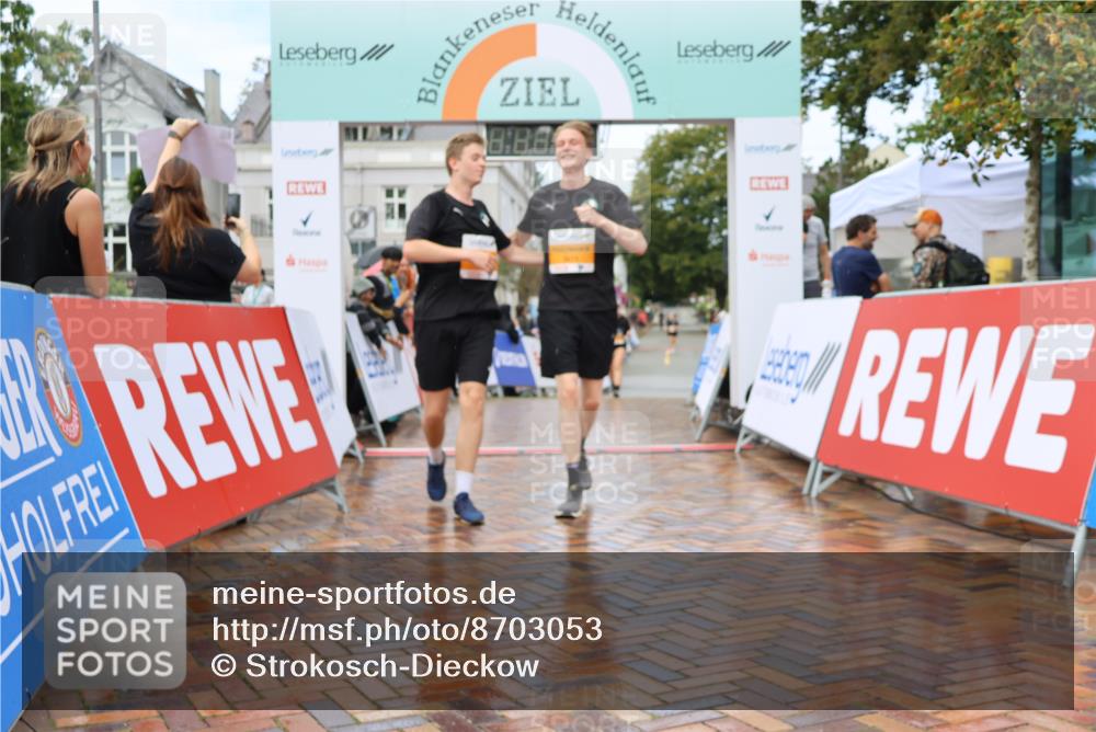 31.08.2025 - 21. Blankeneser Heldenlauf Strokosch-Dieckow http://msf.ph/oto/8703053 31.08.2025 13:13:01 Ziel 5192, 5673, 5672, 5824, 5825 meine-sportfotos.de