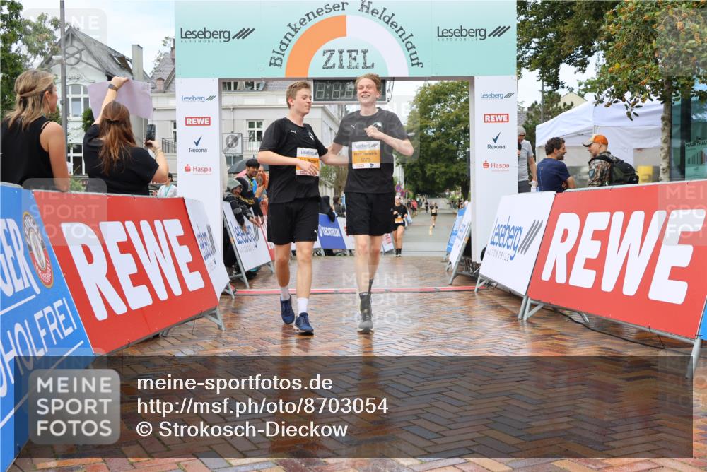 31.08.2025 - 21. Blankeneser Heldenlauf Strokosch-Dieckow http://msf.ph/oto/8703054 31.08.2025 13:13:01 Ziel 5192, 5673, 5672, 5824, 5825 meine-sportfotos.de