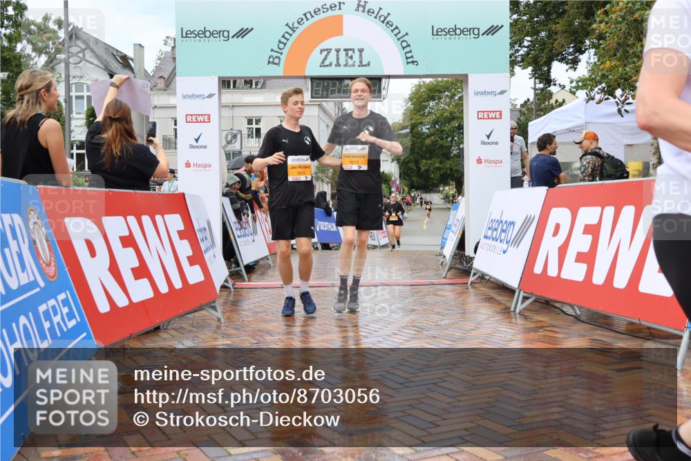 31.08.2025 - 21. Blankeneser Heldenlauf Strokosch-Dieckow http://msf.ph/oto/8703056 31.08.2025 13:13:01 Ziel 5192, 5673, 5672, 5824, 5825 meine-sportfotos.de
