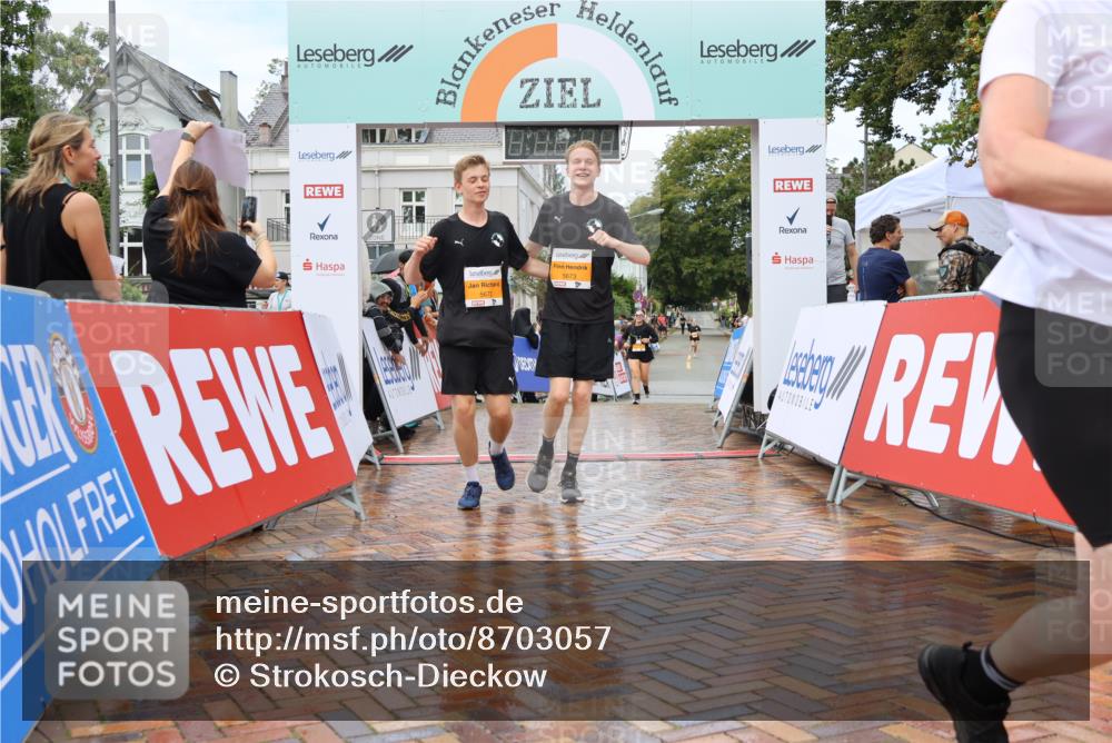 31.08.2025 - 21. Blankeneser Heldenlauf Strokosch-Dieckow http://msf.ph/oto/8703057 31.08.2025 13:13:01 Ziel 5192, 5673, 5672, 5824, 5825 meine-sportfotos.de