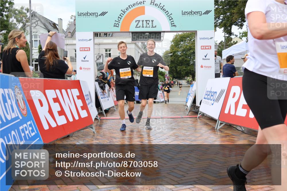 31.08.2025 - 21. Blankeneser Heldenlauf Strokosch-Dieckow http://msf.ph/oto/8703058 31.08.2025 13:13:01 Ziel 5192, 5673, 5672, 5824, 5825 meine-sportfotos.de