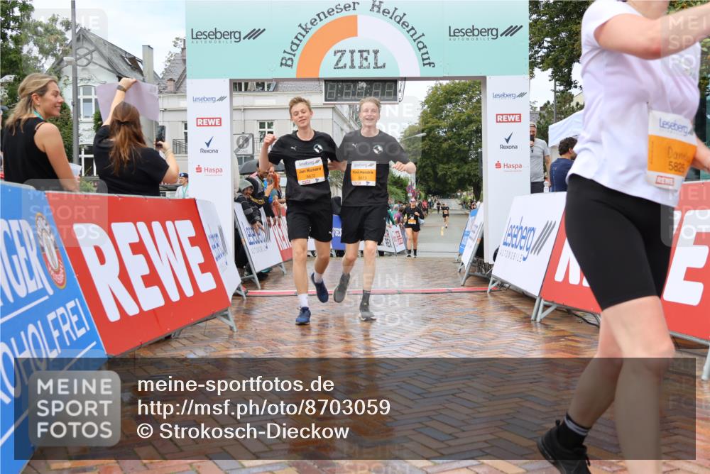 31.08.2025 - 21. Blankeneser Heldenlauf Strokosch-Dieckow http://msf.ph/oto/8703059 31.08.2025 13:13:01 Ziel 5192, 5673, 5672, 5824, 5825 meine-sportfotos.de