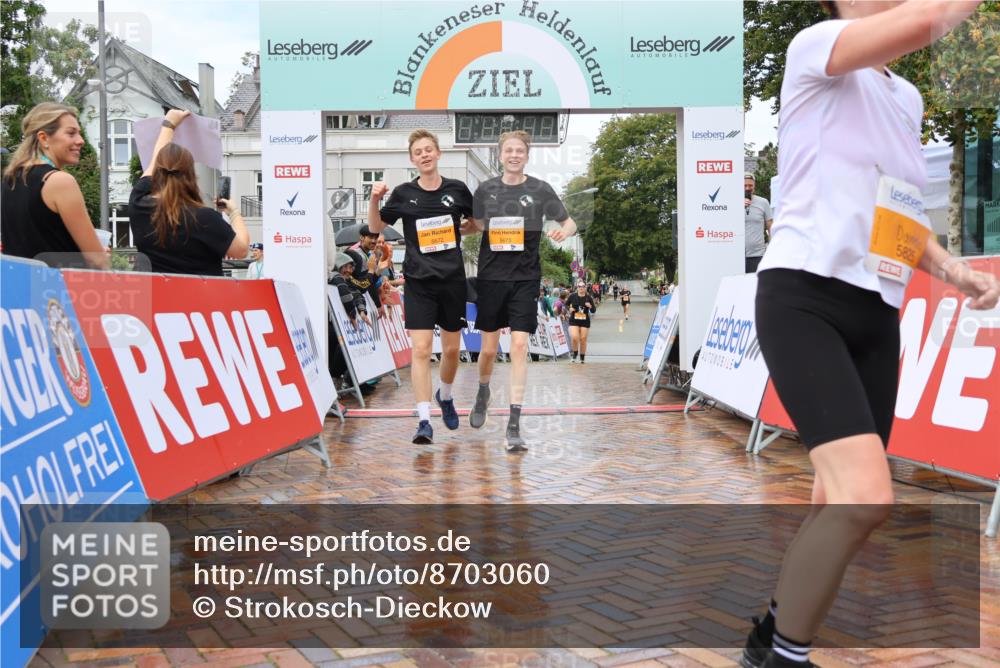 31.08.2025 - 21. Blankeneser Heldenlauf Strokosch-Dieckow http://msf.ph/oto/8703060 31.08.2025 13:13:00 Ziel 5673, 5672, 5824, 5825 meine-sportfotos.de