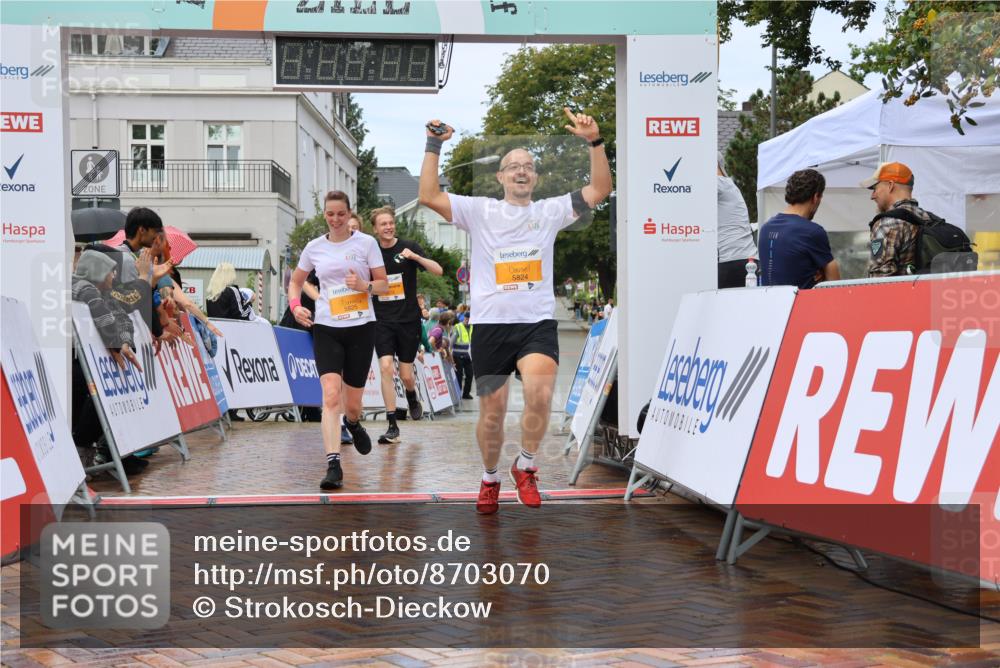 31.08.2025 - 21. Blankeneser Heldenlauf Strokosch-Dieckow http://msf.ph/oto/8703070 31.08.2025 13:12:58 Ziel 5673, 5672, 5824, 5825 meine-sportfotos.de