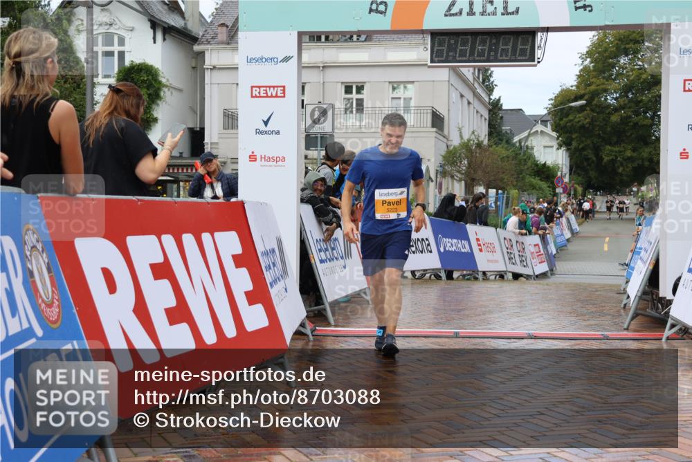31.08.2025 - 21. Blankeneser Heldenlauf Strokosch-Dieckow http://msf.ph/oto/8703088 31.08.2025 13:12:24 Ziel 5223, 5221 meine-sportfotos.de