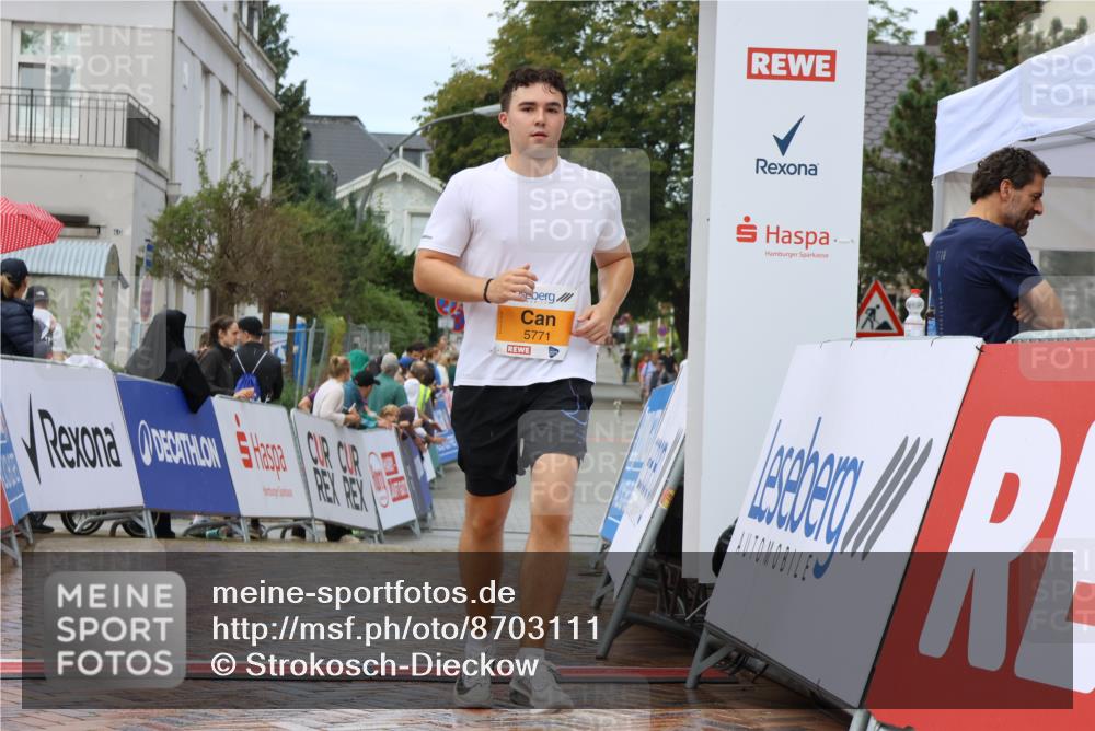 31.08.2025 - 21. Blankeneser Heldenlauf Strokosch-Dieckow http://msf.ph/oto/8703111 31.08.2025 13:11:58 Ziel 5516, 5771 meine-sportfotos.de