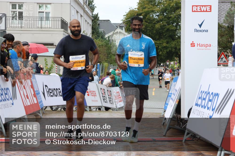 31.08.2025 - 21. Blankeneser Heldenlauf Strokosch-Dieckow http://msf.ph/oto/8703129 31.08.2025 13:11:41 Ziel 5249, 5248, 5214 meine-sportfotos.de