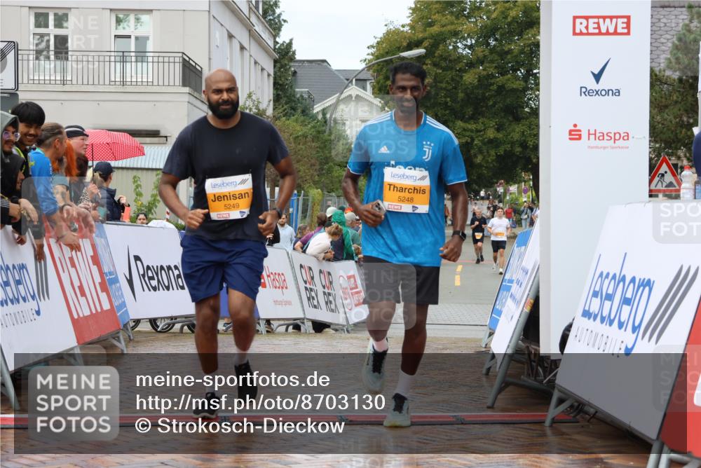 31.08.2025 - 21. Blankeneser Heldenlauf Strokosch-Dieckow http://msf.ph/oto/8703130 31.08.2025 13:11:41 Ziel 5249, 5248, 5214 meine-sportfotos.de