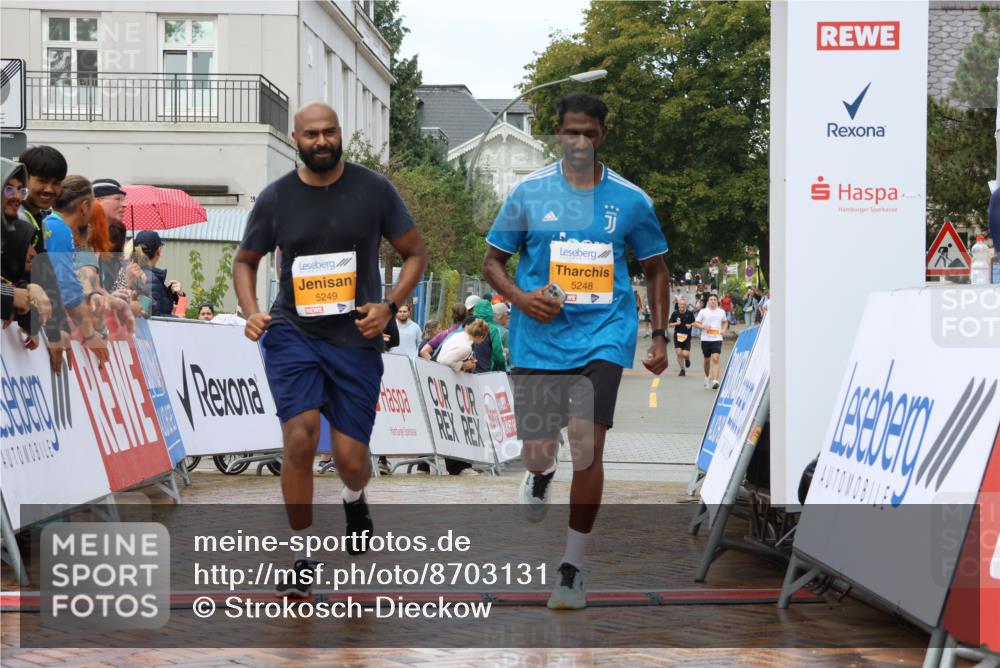 31.08.2025 - 21. Blankeneser Heldenlauf Strokosch-Dieckow http://msf.ph/oto/8703131 31.08.2025 13:11:41 Ziel 5249, 5248, 5214 meine-sportfotos.de