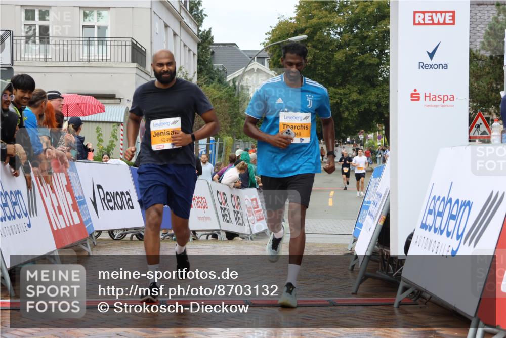 31.08.2025 - 21. Blankeneser Heldenlauf Strokosch-Dieckow http://msf.ph/oto/8703132 31.08.2025 13:11:41 Ziel 5249, 5248, 5214 meine-sportfotos.de
