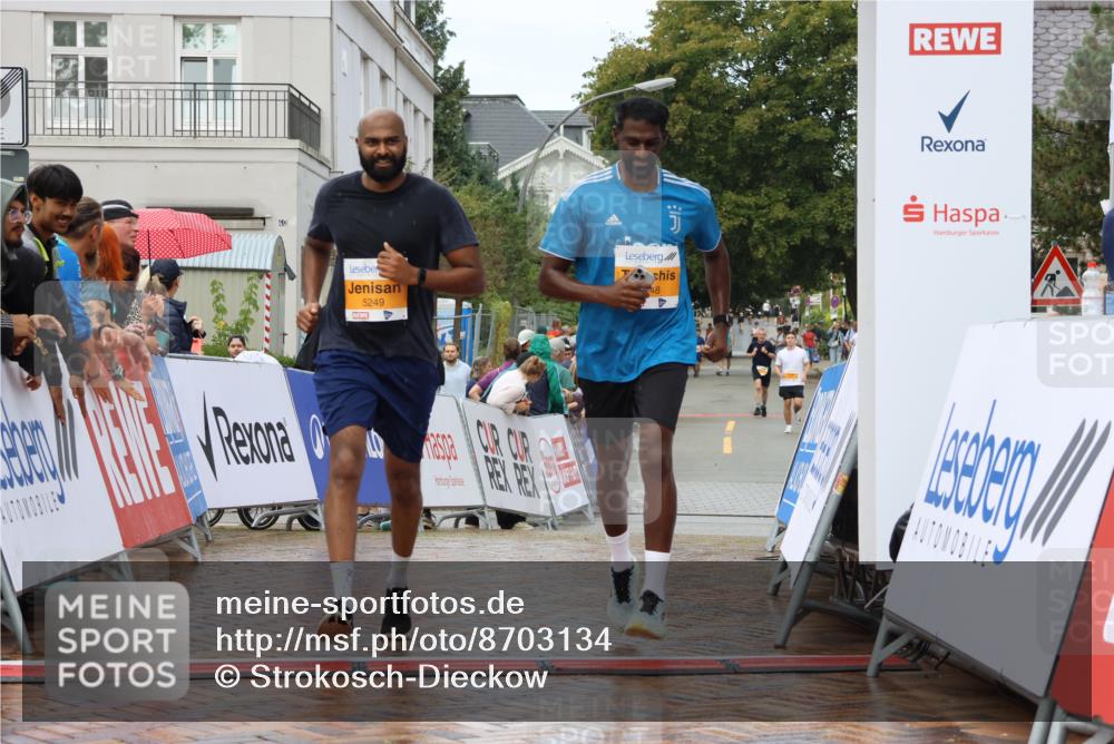 31.08.2025 - 21. Blankeneser Heldenlauf Strokosch-Dieckow http://msf.ph/oto/8703134 31.08.2025 13:11:41 Ziel 5249, 5248, 5214 meine-sportfotos.de
