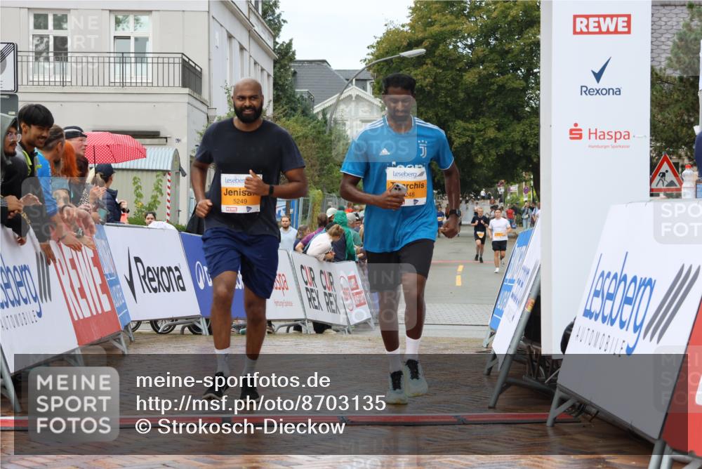 31.08.2025 - 21. Blankeneser Heldenlauf Strokosch-Dieckow http://msf.ph/oto/8703135 31.08.2025 13:11:40 Ziel 5249, 5248, 5214 meine-sportfotos.de
