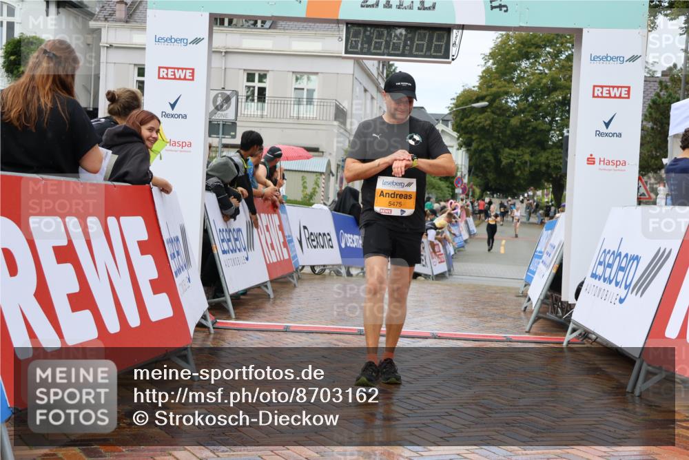31.08.2025 - 21. Blankeneser Heldenlauf Strokosch-Dieckow http://msf.ph/oto/8703162 31.08.2025 13:11:16 Ziel 5475, 5725, 5354 meine-sportfotos.de