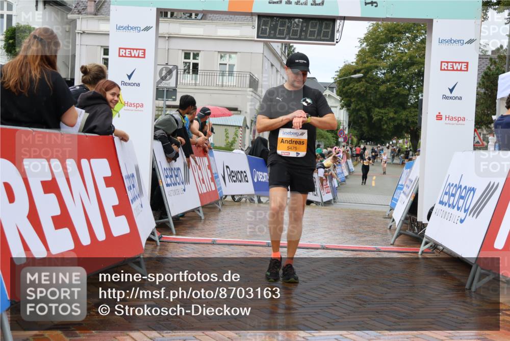 31.08.2025 - 21. Blankeneser Heldenlauf Strokosch-Dieckow http://msf.ph/oto/8703163 31.08.2025 13:11:16 Ziel 5475, 5725, 5354 meine-sportfotos.de