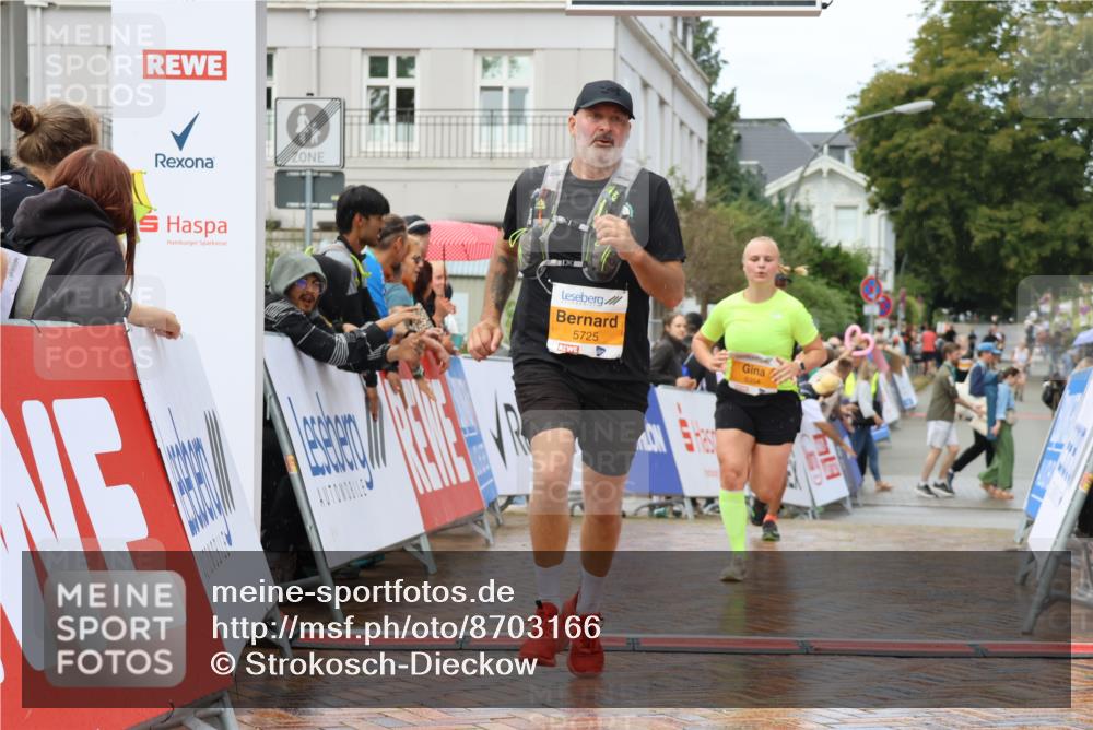 31.08.2025 - 21. Blankeneser Heldenlauf Strokosch-Dieckow http://msf.ph/oto/8703166 31.08.2025 13:11:12 Ziel 5475, 5473, 5725, 5354 meine-sportfotos.de