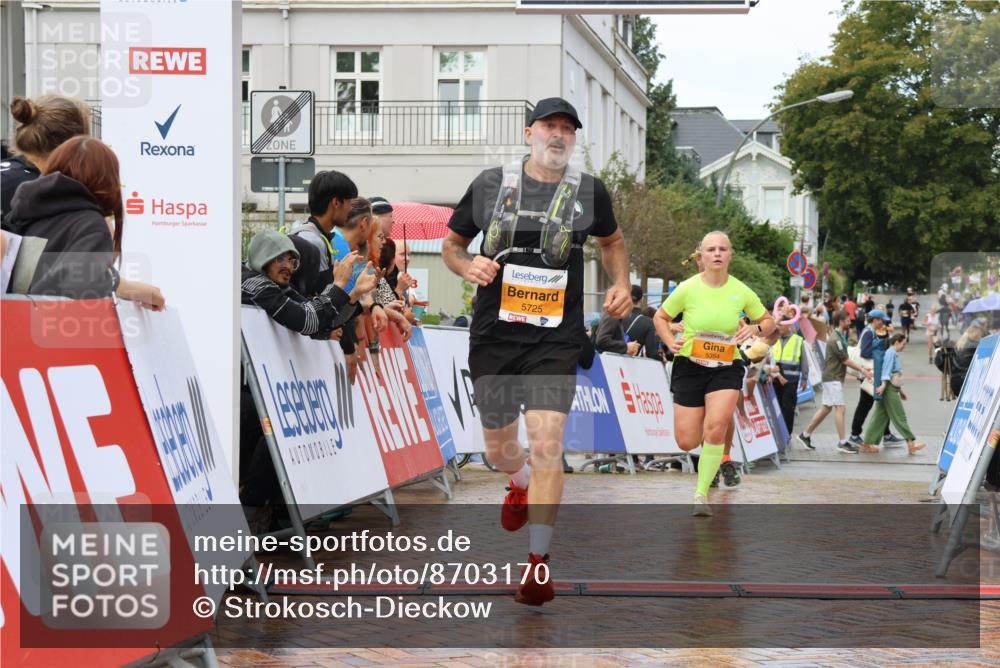 31.08.2025 - 21. Blankeneser Heldenlauf Strokosch-Dieckow http://msf.ph/oto/8703170 31.08.2025 13:11:12 Ziel 5475, 5473, 5725, 5354 meine-sportfotos.de