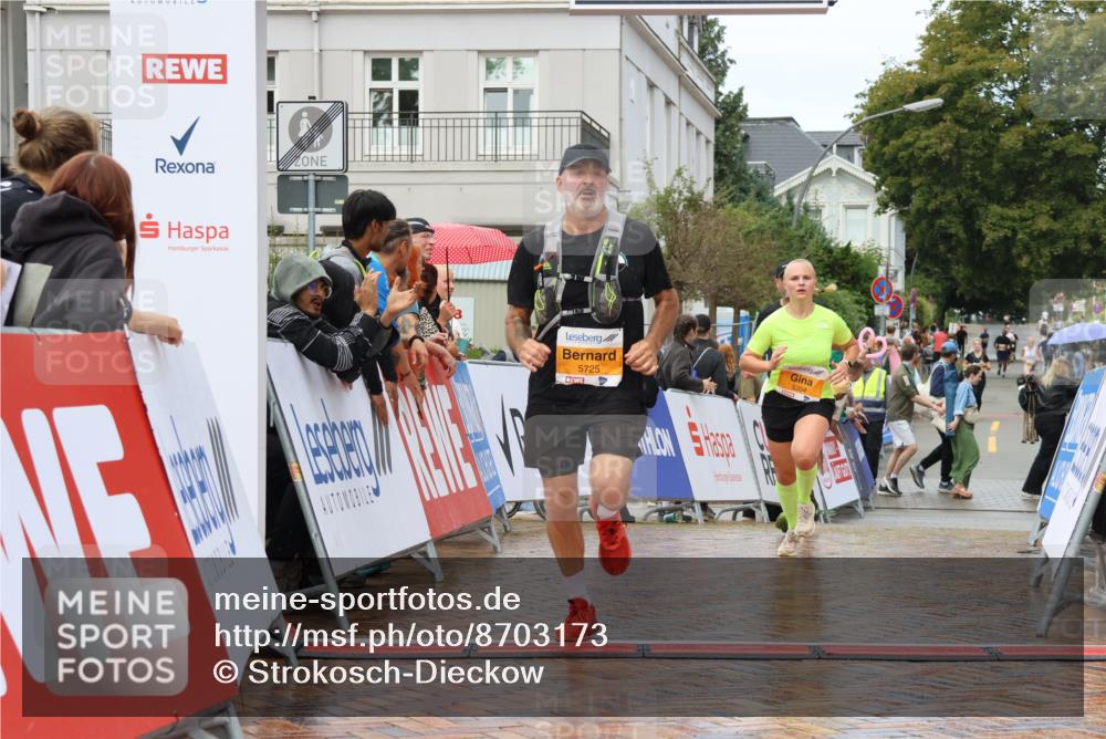 31.08.2025 - 21. Blankeneser Heldenlauf Strokosch-Dieckow http://msf.ph/oto/8703173 31.08.2025 13:11:11 Ziel 5475, 5473, 5725, 5354 meine-sportfotos.de