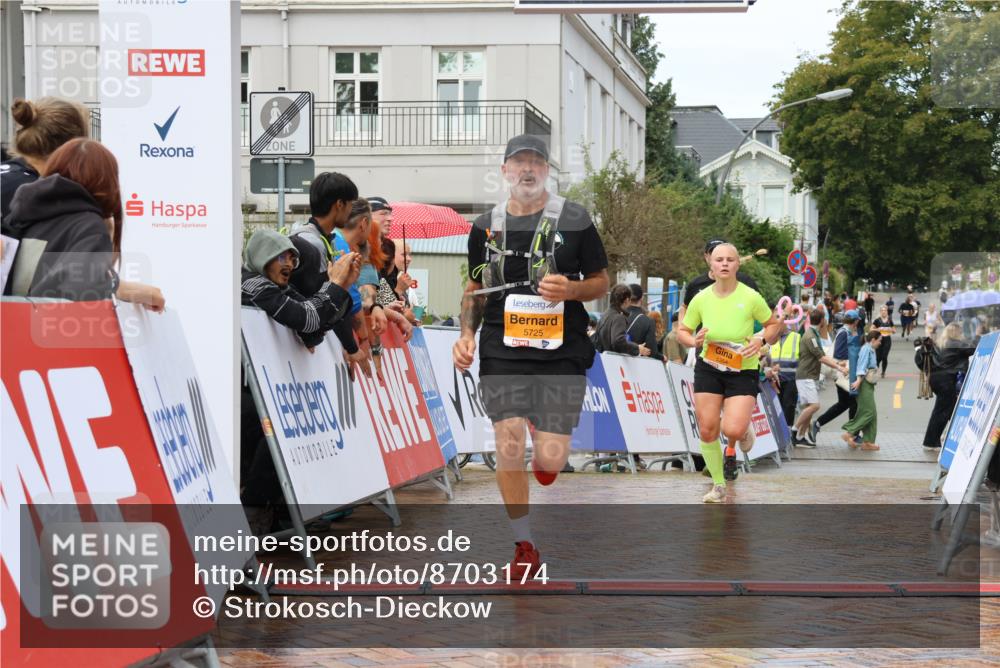 31.08.2025 - 21. Blankeneser Heldenlauf Strokosch-Dieckow http://msf.ph/oto/8703174 31.08.2025 13:11:11 Ziel 5475, 5473, 5725, 5354 meine-sportfotos.de