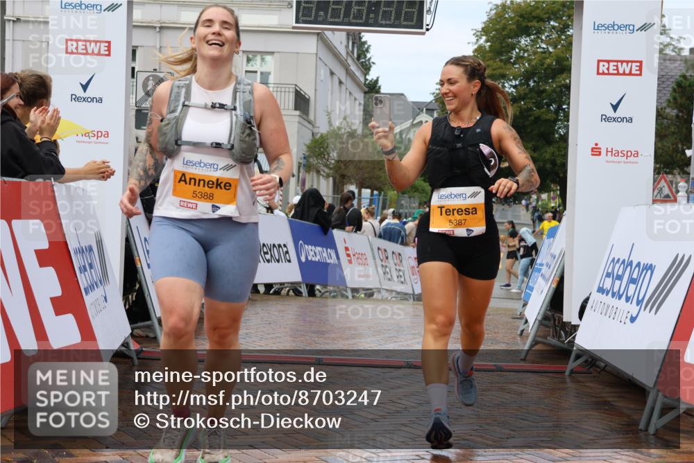 31.08.2025 - 21. Blankeneser Heldenlauf Strokosch-Dieckow http://msf.ph/oto/8703247 31.08.2025 13:09:16 Ziel 5388, 5387 meine-sportfotos.de