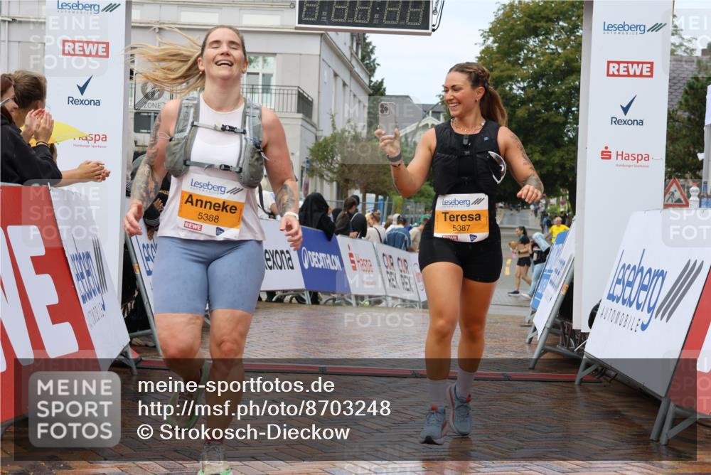 31.08.2025 - 21. Blankeneser Heldenlauf Strokosch-Dieckow http://msf.ph/oto/8703248 31.08.2025 13:09:16 Ziel 5388, 5387 meine-sportfotos.de