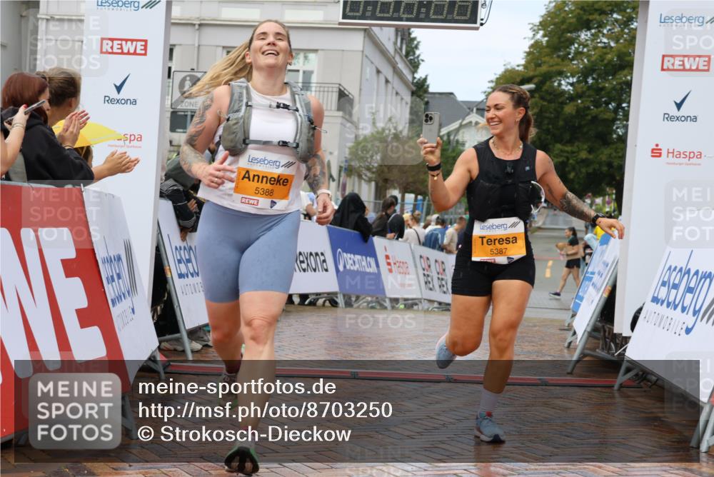 31.08.2025 - 21. Blankeneser Heldenlauf Strokosch-Dieckow http://msf.ph/oto/8703250 31.08.2025 13:09:15 Ziel 5388, 5387 meine-sportfotos.de