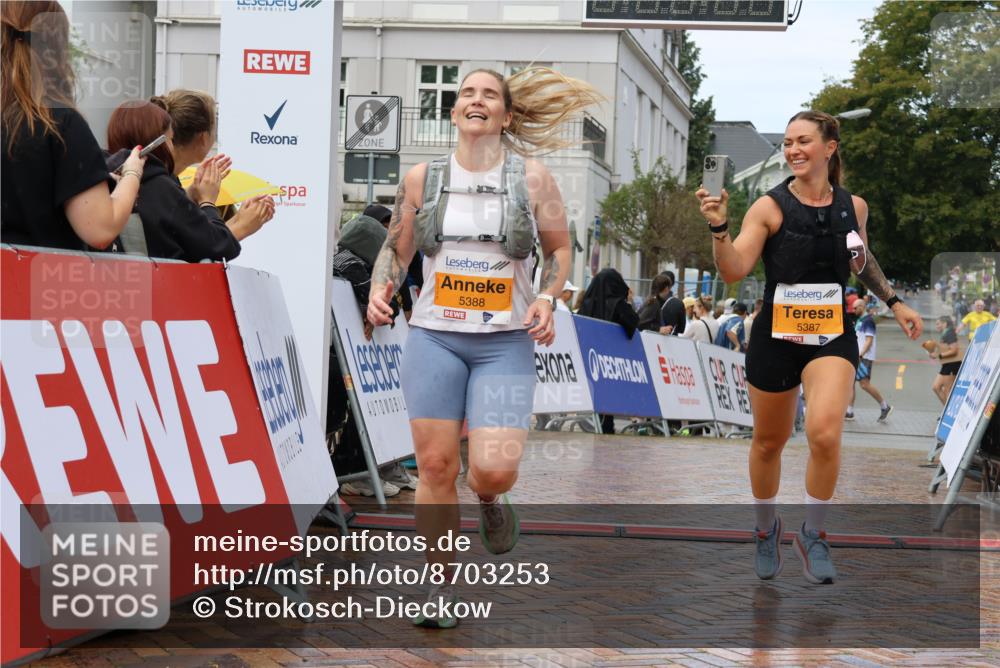 31.08.2025 - 21. Blankeneser Heldenlauf Strokosch-Dieckow http://msf.ph/oto/8703253 31.08.2025 13:09:15 Ziel 5388, 5387 meine-sportfotos.de