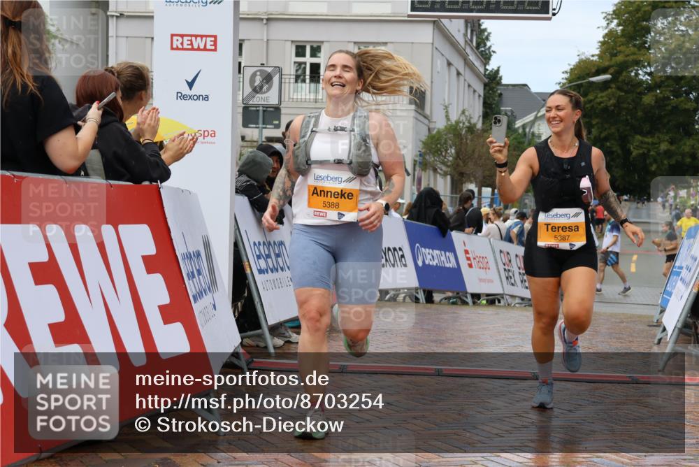 31.08.2025 - 21. Blankeneser Heldenlauf Strokosch-Dieckow http://msf.ph/oto/8703254 31.08.2025 13:09:15 Ziel 5388, 5387 meine-sportfotos.de