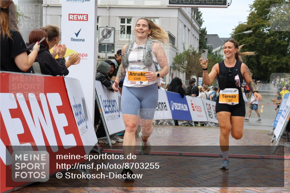 31.08.2025 - 21. Blankeneser Heldenlauf Strokosch-Dieckow http://msf.ph/oto/8703255 31.08.2025 13:09:15 Ziel 5388, 5387 meine-sportfotos.de