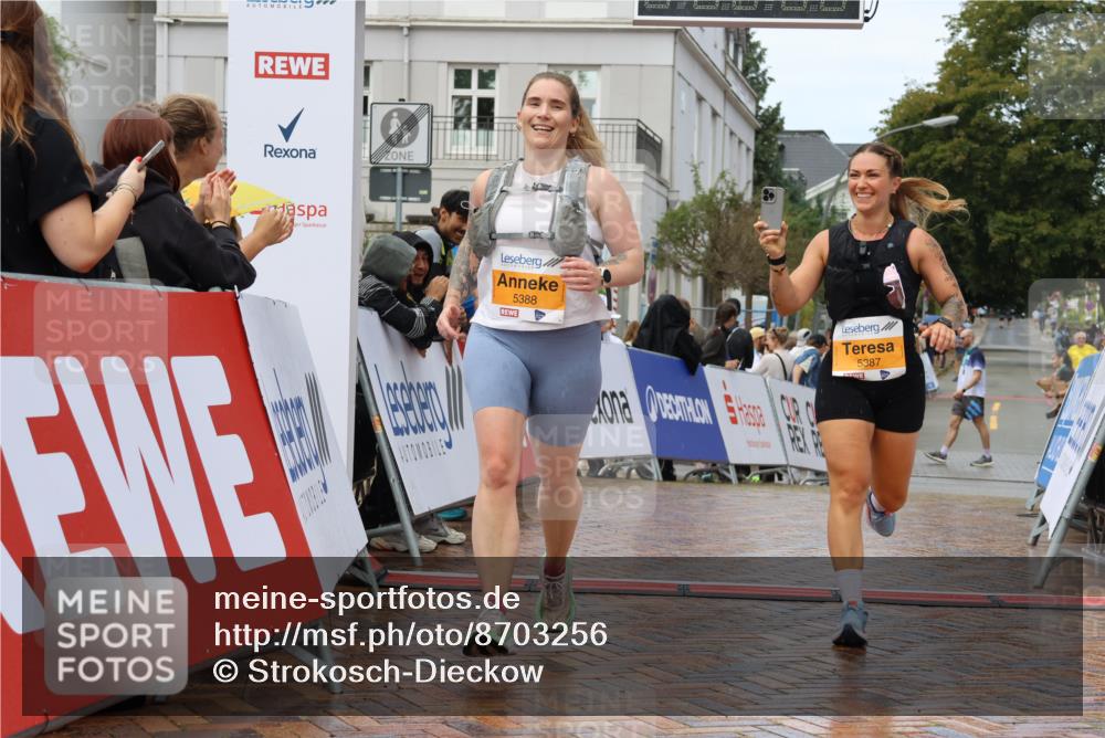 31.08.2025 - 21. Blankeneser Heldenlauf Strokosch-Dieckow http://msf.ph/oto/8703256 31.08.2025 13:09:15 Ziel 5388, 5387 meine-sportfotos.de