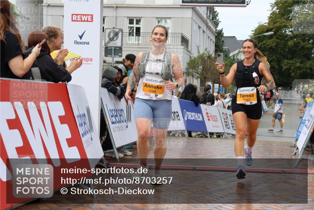 31.08.2025 - 21. Blankeneser Heldenlauf Strokosch-Dieckow http://msf.ph/oto/8703257 31.08.2025 13:09:15 Ziel 5388, 5387 meine-sportfotos.de