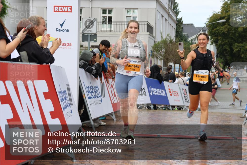 31.08.2025 - 21. Blankeneser Heldenlauf Strokosch-Dieckow http://msf.ph/oto/8703261 31.08.2025 13:09:15 Ziel 5388, 5387 meine-sportfotos.de