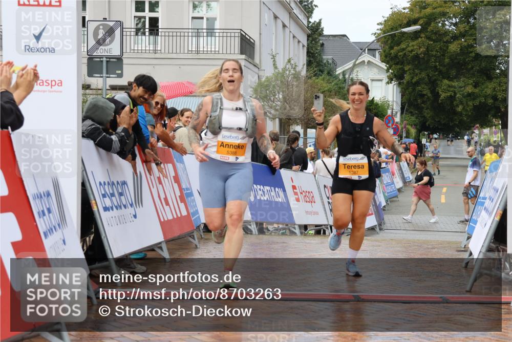31.08.2025 - 21. Blankeneser Heldenlauf Strokosch-Dieckow http://msf.ph/oto/8703263 31.08.2025 13:09:14 Ziel 5388, 5387, 5031 meine-sportfotos.de
