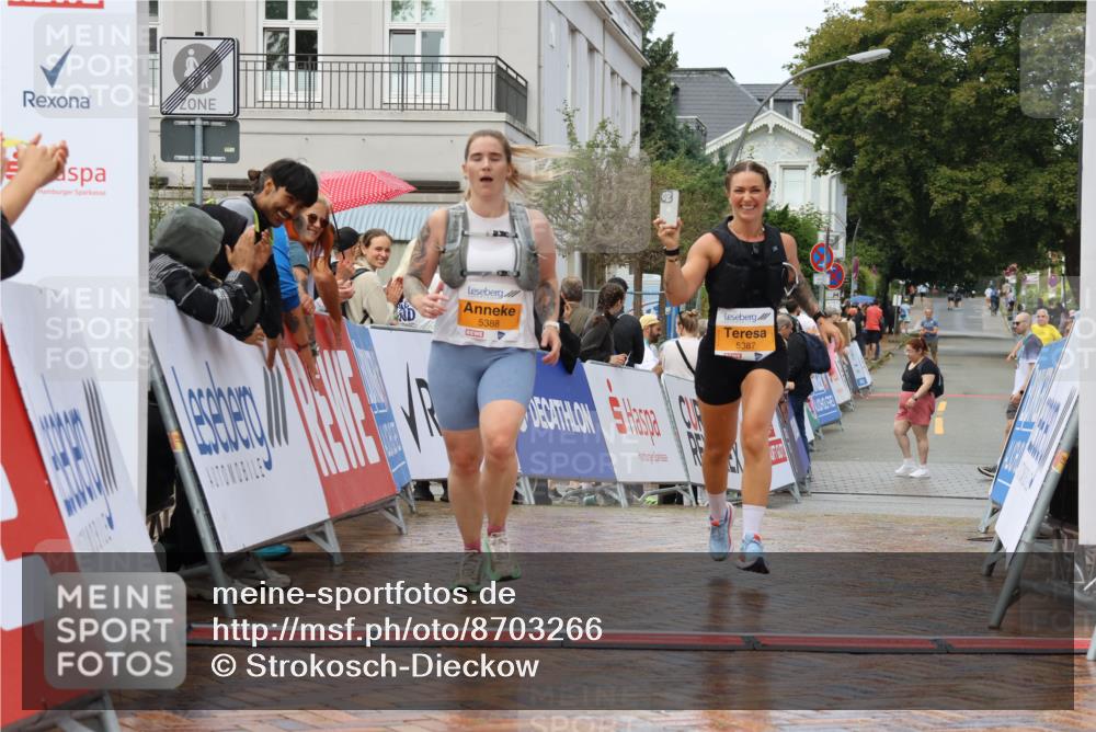 31.08.2025 - 21. Blankeneser Heldenlauf Strokosch-Dieckow http://msf.ph/oto/8703266 31.08.2025 13:09:14 Ziel 5388, 5387, 5031 meine-sportfotos.de
