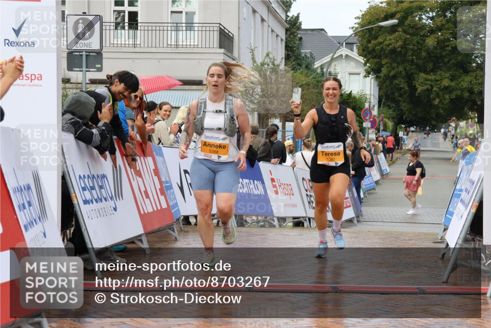 31.08.2025 - 21. Blankeneser Heldenlauf Strokosch-Dieckow http://msf.ph/oto/8703267 31.08.2025 13:09:14 Ziel 5388, 5387, 5031 meine-sportfotos.de