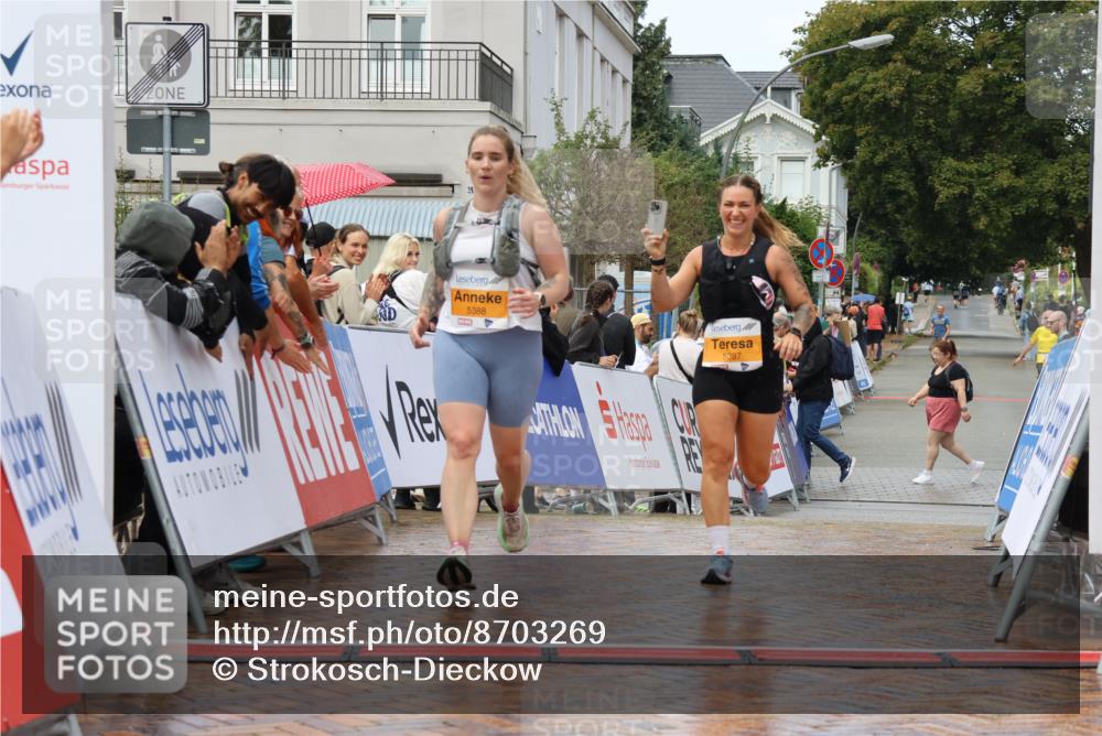 31.08.2025 - 21. Blankeneser Heldenlauf Strokosch-Dieckow http://msf.ph/oto/8703269 31.08.2025 13:09:14 Ziel 5388, 5387, 5031 meine-sportfotos.de
