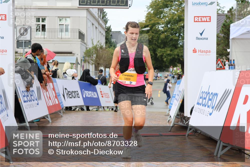 31.08.2025 - 21. Blankeneser Heldenlauf Strokosch-Dieckow http://msf.ph/oto/8703328 31.08.2025 13:07:15 Ziel 5809, 5453 meine-sportfotos.de