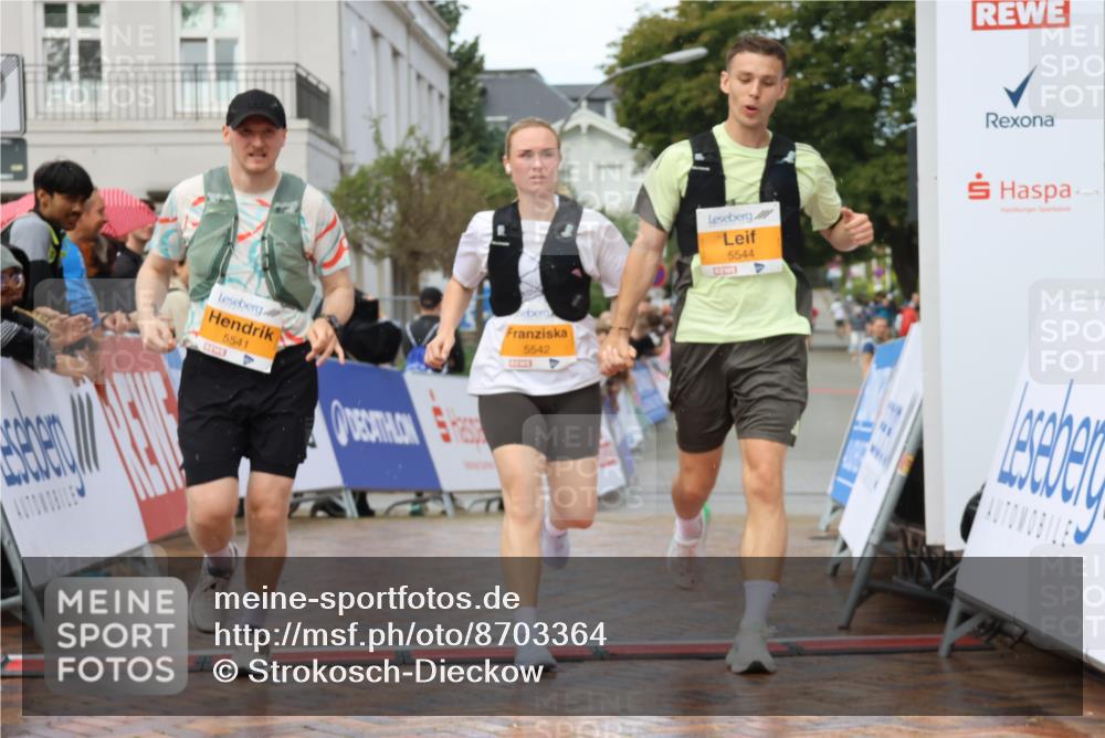 31.08.2025 - 21. Blankeneser Heldenlauf Strokosch-Dieckow http://msf.ph/oto/8703364 31.08.2025 13:06:35 Ziel 5098, 5542, 5541, 5544 meine-sportfotos.de