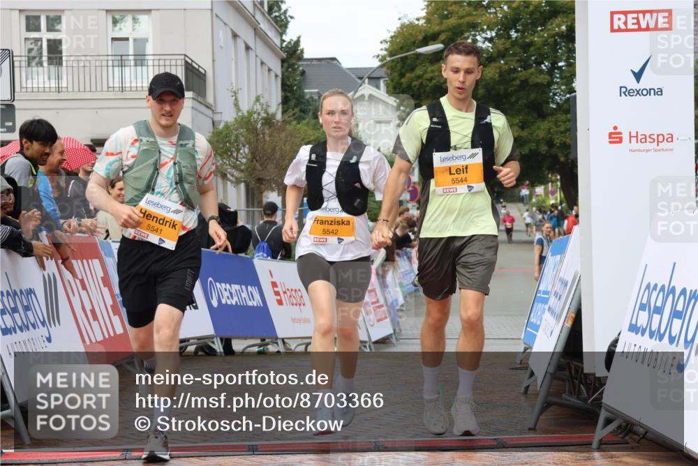 31.08.2025 - 21. Blankeneser Heldenlauf Strokosch-Dieckow http://msf.ph/oto/8703366 31.08.2025 13:06:35 Ziel 5098, 5542, 5541, 5544 meine-sportfotos.de