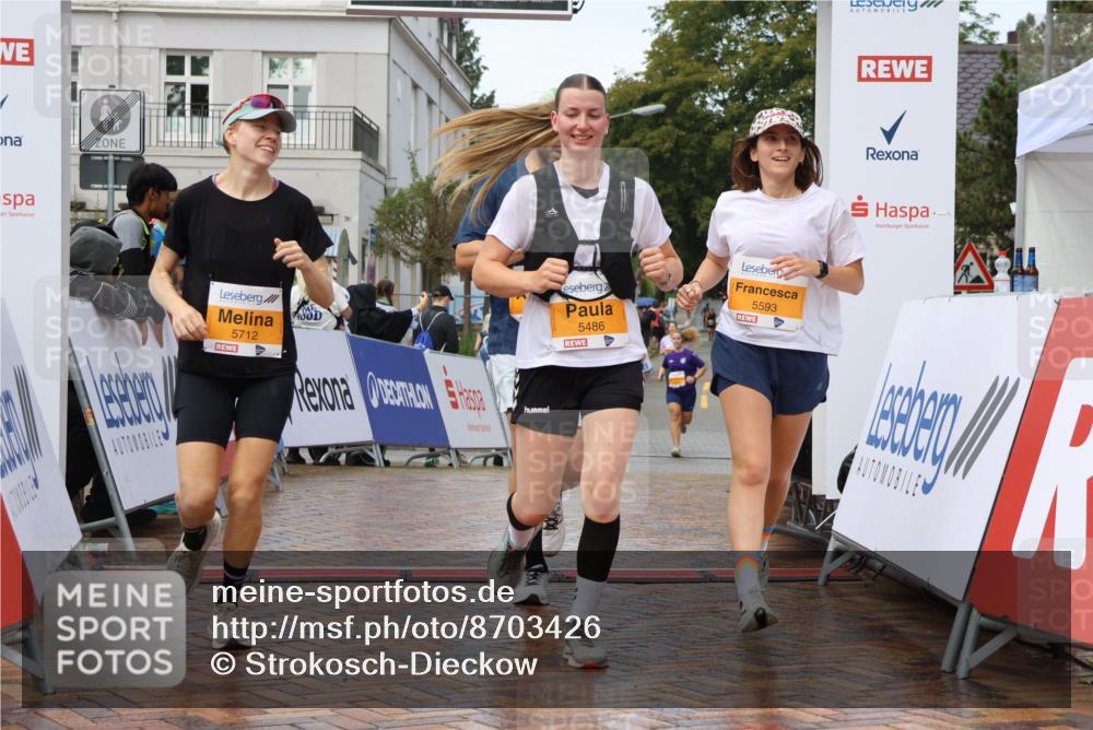 31.08.2025 - 21. Blankeneser Heldenlauf Strokosch-Dieckow http://msf.ph/oto/8703426 31.08.2025 13:05:55 Ziel 5593, 5594, 5712, 5486 meine-sportfotos.de