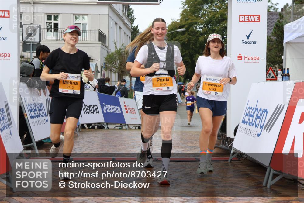 31.08.2025 - 21. Blankeneser Heldenlauf Strokosch-Dieckow http://msf.ph/oto/8703427 31.08.2025 13:05:55 Ziel 5593, 5594, 5712, 5486 meine-sportfotos.de