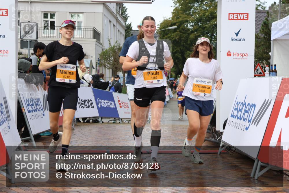 31.08.2025 - 21. Blankeneser Heldenlauf Strokosch-Dieckow http://msf.ph/oto/8703428 31.08.2025 13:05:55 Ziel 5593, 5594, 5712, 5486 meine-sportfotos.de