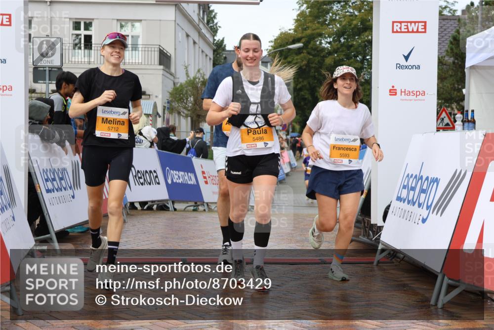 31.08.2025 - 21. Blankeneser Heldenlauf Strokosch-Dieckow http://msf.ph/oto/8703429 31.08.2025 13:05:54 Ziel 5593, 5594, 5712, 5486 meine-sportfotos.de