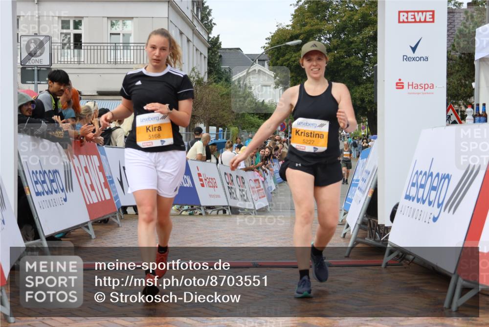 31.08.2025 - 21. Blankeneser Heldenlauf Strokosch-Dieckow http://msf.ph/oto/8703551 31.08.2025 13:03:45 Ziel 5168, 5802, 5227 meine-sportfotos.de
