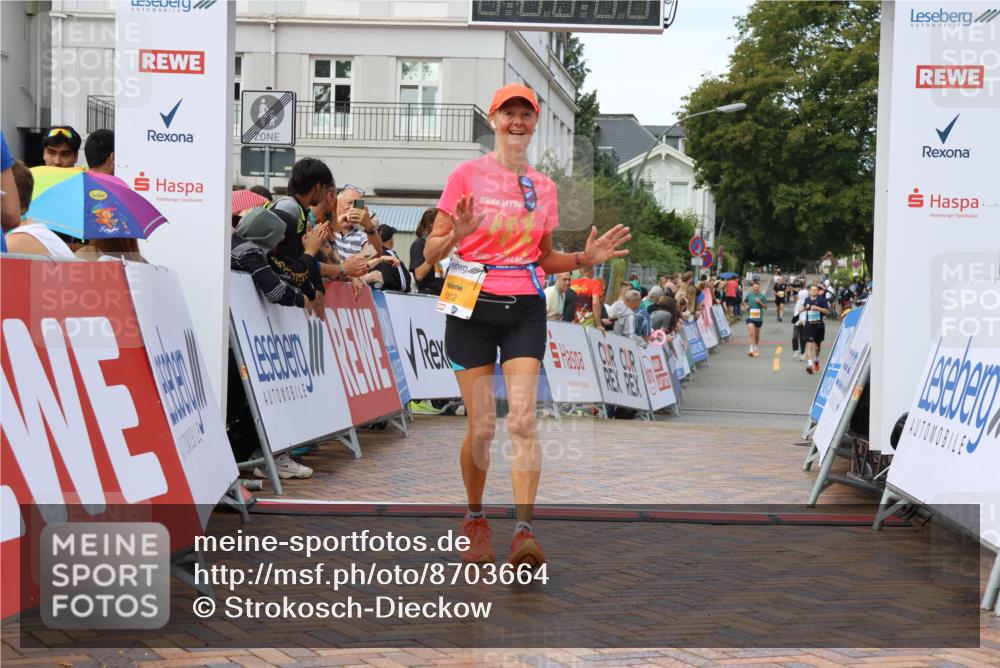 31.08.2025 - 21. Blankeneser Heldenlauf Strokosch-Dieckow http://msf.ph/oto/8703664 31.08.2025 13:02:09 Ziel 5766, 5757, 5812 meine-sportfotos.de