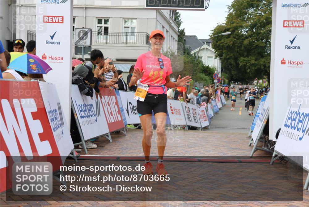31.08.2025 - 21. Blankeneser Heldenlauf Strokosch-Dieckow http://msf.ph/oto/8703665 31.08.2025 13:02:09 Ziel 5766, 5757, 5812 meine-sportfotos.de