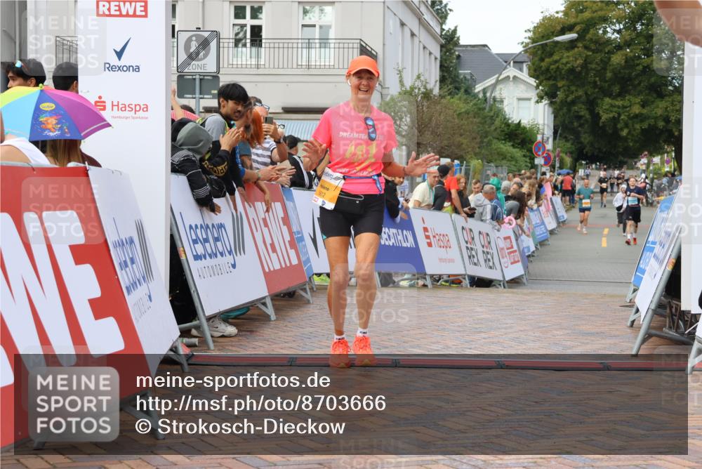 31.08.2025 - 21. Blankeneser Heldenlauf Strokosch-Dieckow http://msf.ph/oto/8703666 31.08.2025 13:02:09 Ziel 5766, 5757, 5812 meine-sportfotos.de