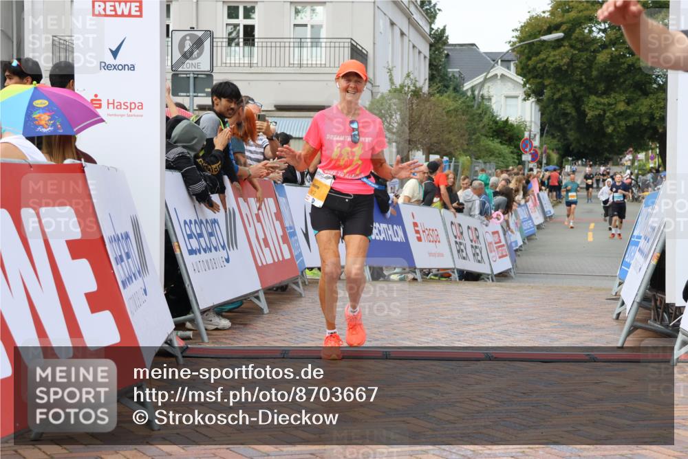 31.08.2025 - 21. Blankeneser Heldenlauf Strokosch-Dieckow http://msf.ph/oto/8703667 31.08.2025 13:02:09 Ziel 5766, 5757, 5812 meine-sportfotos.de