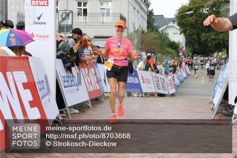 31.08.2025 - 21. Blankeneser Heldenlauf Strokosch-Dieckow http://msf.ph/oto/8703668 31.08.2025 13:02:08 Ziel 5766, 5757, 5812 meine-sportfotos.de